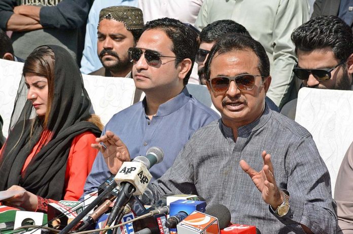 پیپلزپارٹی انتقامی کارروائیاں کررہی ہیں ، میرے ہاتھ اور ضمیر صاف ہے ۔ حلیم عادل شیخ