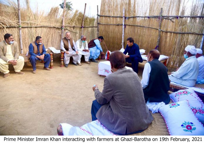 حکومتی اقدامات کے ثمرات جلد کاشتکاروں تک پہنچیں گے،وزیراعظم عمران خان کی غازی بروتھا میں کسانوں سے گفتگو حکومتی اقدامات کے ثمرات جلد کاشتکاروں تک پہنچیں گے،وزیراعظم عمران خان کی غازی بروتھا میں کسانوں سے گفتگو