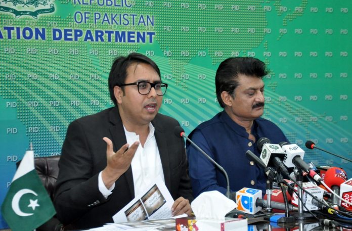 دو ہزار سولہ میں اپوزیشن نے سینٹ انتخابات اوپن بیلٹ سے کرانے اور ہارس ٹریڈنگ کرنے والوں کے خلاف کارروائی کی تجویز دی تھی ، اس وقت اپوزیشن اس کی مخالفت کر رہی ہے،سینیٹر شہزاد وسیم اورشہباز گل کی پریس کانفرنس دو ہزار سولہ میں اپوزیشن نے سینٹ انتخابات اوپن بیلٹ سے کرانے اور ہارس ٹریڈنگ کرنے والوں کے خلاف کارروائی کی تجویز دی تھی ، اس وقت اپوزیشن اس کی مخالفت کر رہی ہے،سینیٹر شہزاد وسیم اورشہباز گل کی پریس کانفرنس