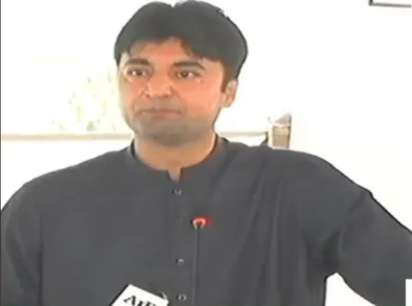 قوم کو لوٹ کر ذاتی تجوریاں بھرنے والے جمہوریت اور اندازِ حکمرانی سکھا رہے ہیں، زرداری اور انکی جماعت ڈاکہ زنی پر لیکچر دے جمہوریت و سیاست سے انکا دور کا کوئی رشتہ نہیں، بلاول زرداری کی پریس کانفرنس پر مراد سعید کا ردعمل قوم کو لوٹ کر ذاتی تجوریاں بھرنے والے جمہوریت اور اندازِ حکمرانی سکھا رہے ہیں، زرداری اور انکی جماعت ڈاکہ زنی پر لیکچر دے جمہوریت و سیاست سے انکا دور کا کوئی رشتہ نہیں، بلاول زرداری کی پریس کانفرنس پر مراد سعید کا ردعمل