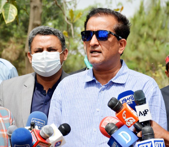 سموگ اور ماحولیاتی آلودگی سے نمٹنے کا واحد حل شجرکاری ہے، وفاقی وزیر ماحولیات ملک امین اسلم کی جلو بوٹینیکل گارڈن میں میڈیا سے گفتگو سموگ اور ماحولیاتی آلودگی سے نمٹنے کا واحد حل شجرکاری ہے، وفاقی وزیر ماحولیات ملک امین اسلم کی جلو بوٹینیکل گارڈن میں میڈیا سے گفتگو