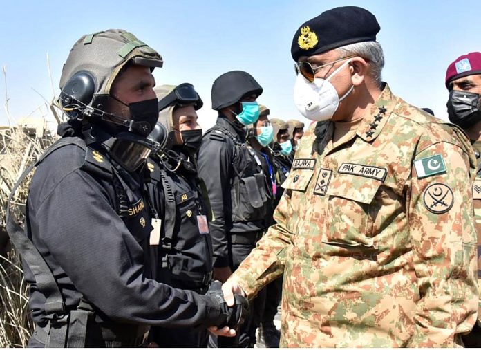 آرمی چیف جنرل قمر جاوید باجوہ کا صحرائے چولستان میں فیلڈ ٹریننگ ایریا کا دورہ