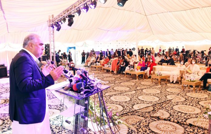 جسمانی معذور خواتین کو معاشرے کا فعال حصہ بنانے کے لئے دنیا کے ساتھ مل کر کام کر رہے ہیں، اسد قیصر