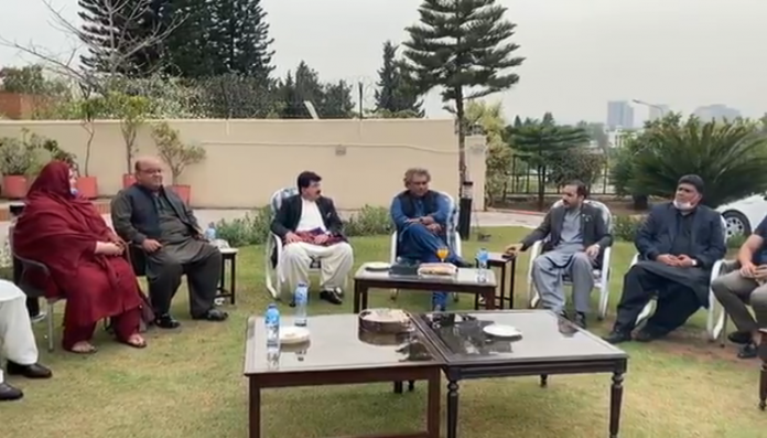 وفاقی وزیر بحری امورعلی حیدر زیدی کی چیئرمین سینٹ صادق سنجرانی کے گھر آمد، کامیابی پر مبارکباد