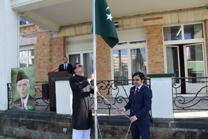 یومِ پاکستان کے سلسلے میں سفارتخانہ پاکستان برسلز میں پرچم کشائی کی تقریب