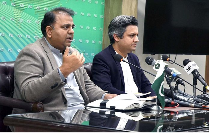 وفاقی کابینہ نے 7.8 ارب روپے کے رمضان پیکج کی منظوری دیدی،یوٹیلیٹی اسٹورز پر مختلف 19 اشیاءپر سبسڈی دی جائے گی،وفاقی وزرا چوہدری فواد حسین اور حماد اظہر کی وفاقی کابینہ کے اجلاس کے بعد میڈیا کو بریفنگ وفاقی کابینہ نے 7.8 ارب روپے کے رمضان پیکج کی منظوری دیدی،یوٹیلیٹی اسٹورز پر مختلف 19 اشیاءپر سبسڈی دی جائے گی،وفاقی وزرا چوہدری فواد حسین اور حماد اظہر کی وفاقی کابینہ کے اجلاس کے بعد میڈیا کو بریفنگ