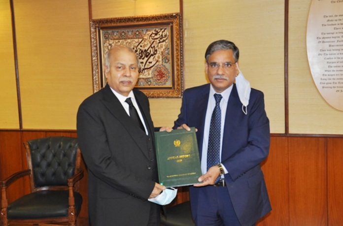 چیف جسٹس آف پاکستان جسٹس گلزار احمد کو وفاقی محتسب نے اپنے ادارے کی 2020 ء کی سالانہ کارگردگی رپورٹ پیش کر دی چیف جسٹس آف پاکستان جسٹس گلزار احمد کو وفاقی محتسب نے اپنے ادارے کی 2020 ء کی سالانہ کارگردگی رپورٹ پیش کر دی