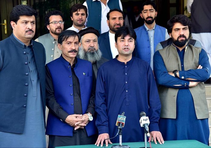 اپوزیشن نے سینیٹ الیکشن میں نوٹوں کا بھر پور استعمال کیا،کرپٹ ٹولہ قوم کے سامنے بے نقاب ہو چکا، وزیر مواصلات مراد سعید اپوزیشن نے سینیٹ الیکشن میں نوٹوں کا بھر پور استعمال کیا،کرپٹ ٹولہ قوم کے سامنے بے نقاب ہو چکا، وزیر مواصلات مراد سعید