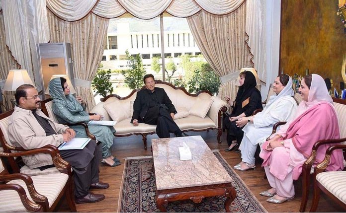 وزیرِ اعظم عمران خان سے خواتین اراکین قومی اسمبلی محترمہ ثو بیہ کمال خان ، محترمہ ساجدہ بیگم اور محترمہ نصرت واحد نے پارلیمنٹ ہاؤس میں ملاقات کی وزیرِ اعظم عمران خان سے خواتین اراکین قومی اسمبلی محترمہ ثو بیہ کمال خان ، محترمہ ساجدہ بیگم اور محترمہ نصرت واحد نے پارلیمنٹ ہاؤس میں ملاقات کی