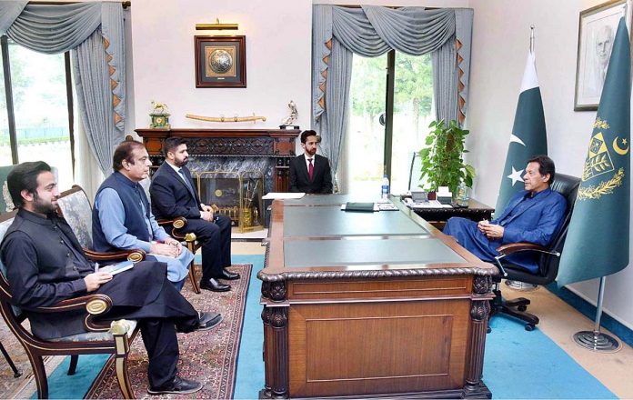 وزیر اعظم عمران خان سے وفاقی وزیر اطلاعات شبلی فراز، ڈیجیٹل میڈیا فوکل پرسن ڈاکٹر ارسلان خالد اور ڈیجیٹل میڈیا ونگ کے جنرل منیجر عمران غزالی کی ملاقات