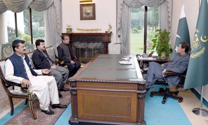 وزیراعظم عمران خان سے چیئرمین سینیٹ محمد صادق سنجرانی ، وفاقی وزیر سینیٹر شبلی فراز اور سینیٹ میں قائد ایوان شہزاد وسیم کی ملاقات وزیراعظم عمران خان سے چیئرمین سینیٹ محمد صادق سنجرانی ، وفاقی وزیر سینیٹر شبلی فراز اور سینیٹ میں قائد ایوان شہزاد وسیم کی ملاقات