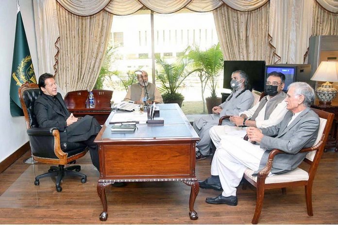 وزیرِ اعظم عمران خان سے اراکین قومی اسمبلی نوابزادہ شاہ زین بگٹی اور خالد حسین مگسی کی ملاقات