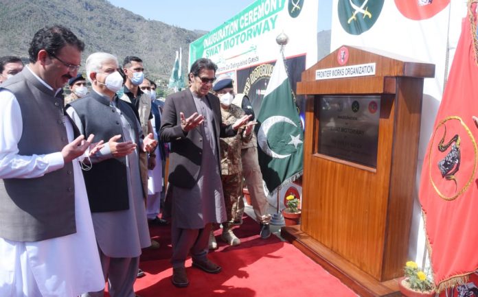 وزیر اعظم عمران خان نے سوات ایکسپریس وے پر تین سرنگوں کی تعمیر کے منصوبہ کا افتتاح کیا
