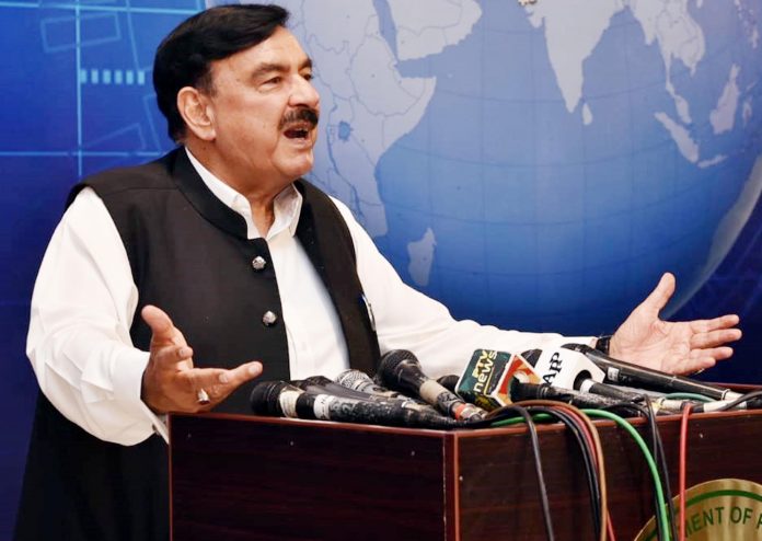 اگر نواز شریف پاکستان واپسی کا اردہ رکھتے ہیں تو حکومت انھیں خصوصی سفری دستاویز 24 گھنٹے میں جاری کرنے کے لئے تیار ہے، وزیر داخلہ شیخ رشید احمد کی پریس کانفرنس اگر نواز شریف پاکستان واپسی کا اردہ رکھتے ہیں تو حکومت انھیں خصوصی سفری دستاویز 24 گھنٹے میں جاری کرنے کے لئے تیار ہے، وزیر داخلہ شیخ رشید احمد کی پریس کانفرنس