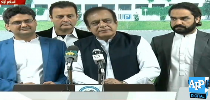 اپوزیشن نے سینیٹ کے پولنگ بوتھ میں خفیہ کیمرہ لگانے کا ڈرامہ رچایا، پیسے کا استعمال اور دھونس دھاندلی اپوزیشن کا وطیرہ رہا ہے، وفاقی وزیر اطلاعات و نشریات سینیٹر شبلی فراز کی صحافیوں سے گفتگو اپوزیشن نے سینیٹ کے پولنگ بوتھ میں خفیہ کیمرہ لگانے کا ڈرامہ رچایا، پیسے کا استعمال اور دھونس دھاندلی اپوزیشن کا وطیرہ رہا ہے، وفاقی وزیر اطلاعات و نشریات سینیٹر شبلی فراز کی صحافیوں سے گفتگو