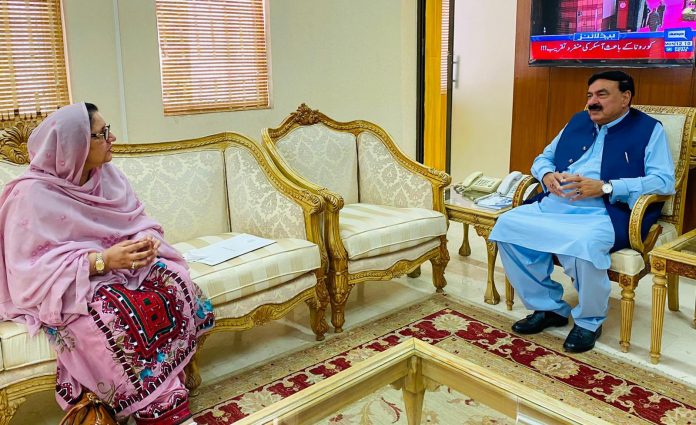 پاکستان اور ایران کے مابین دو بارڈر کراسنگز کھولنے کا فیصلہ کیا گیا ہے، جنوبی وزیرستان میں نادرا اور پاسپورٹ کے دفاتر بھی قائم کئے جائیں گے،وزیر داخلہ شیخ رشید احمد کی وفاقی وزیر دفاعی پیداوار زبیدہ جلال سے ملاقات میں گفتگو پاکستان اور ایران کے مابین دو بارڈر کراسنگز کھولنے کا فیصلہ کیا گیا ہے، جنوبی وزیرستان میں نادرا اور پاسپورٹ کے دفاتر بھی قائم کئے جائیں گے،وزیر داخلہ شیخ رشید احمد کی وفاقی وزیر دفاعی پیداوار زبیدہ جلال سے ملاقات میں گفتگو