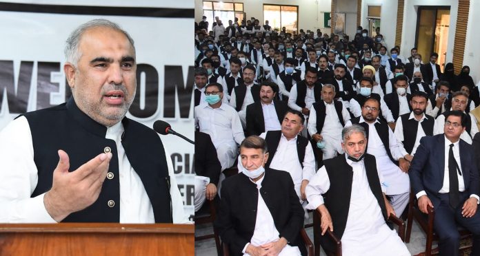 اپوزیشن آئے اور اسمبلی میں انتخابی و عدالتی اصلاحات سمیت ملک کے تمام اہم مسائل پر کھل کر بات کرے ،بھر پور موقع فراہم کروں گا،سپیکر قومی اسمبلی اسد قیصر کا صوابی میں ڈسٹرکٹ بار ایسوسی ایشن کی تقریب حلف برداری سے خطاب اپوزیشن آئے اور اسمبلی میں انتخابی و عدالتی اصلاحات سمیت ملک کے تمام اہم مسائل پر کھل کر بات کرے ،بھر پور موقع فراہم کروں گا،سپیکر قومی اسمبلی اسد قیصر کا صوابی میں ڈسٹرکٹ بار ایسوسی ایشن کی تقریب حلف برداری سے خطاب
