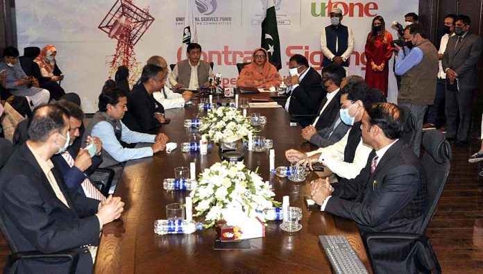 وفاقی وزارت انفارمیشن ٹیکنالوجی و ٹیلی کمیونیکشن کے تحت بلوچستان کے دور دراز پسماندہ علاقوں میں تیز ترین انٹرنیٹ فراہمی کے منصوبوں کا آغاز، یونیورسل سروس فنڈ اور یوفون/پی ٹی سی ایل کے درمیان معاہدے پر دستخط وفاقی وزارت انفارمیشن ٹیکنالوجی و ٹیلی کمیونیکشن کے تحت بلوچستان کے دور دراز پسماندہ علاقوں میں تیز ترین انٹرنیٹ فراہمی کے منصوبوں کا آغاز، یونیورسل سروس فنڈ اور یوفون/پی ٹی سی ایل کے درمیان معاہدے پر دستخط