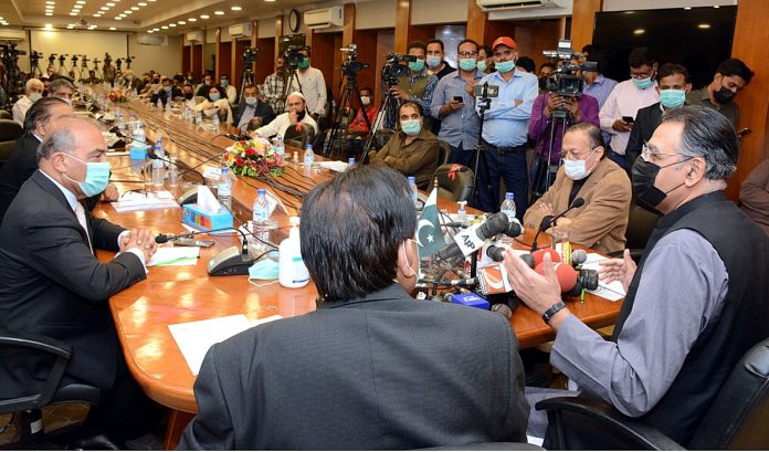 وفاقی وزیر برائے منصوبہ بندی ترقی و اصلاحات اسد عمر کی ایف پی سی سی آئی کے دورے کے موقع پر ذرائع ابلاغ کے نمائندوں سے گفتگو وفاقی وزیر برائے منصوبہ بندی ترقی و اصلاحات اسد عمر کی ایف پی سی سی آئی کے دورے کے موقع پر ذرائع ابلاغ کے نمائندوں سے گفتگو