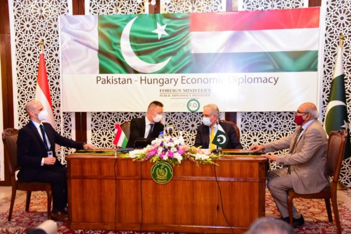 ہماری جغرافیائی معاشی ترجیحات میں بدل چکی ہیں، خصوصی اقتصادی زونز میں سرمایہ کاری کے لئے ہنگری کے کاروباری افراد اور کمپنیوں کی حوصلہ افزائی کریں گے ، وزیر خارجہ شاہ محمود قریشی کا ہنگری کے ہم منصب کے ہمراہ بزنس کمیونٹی سے خطاب