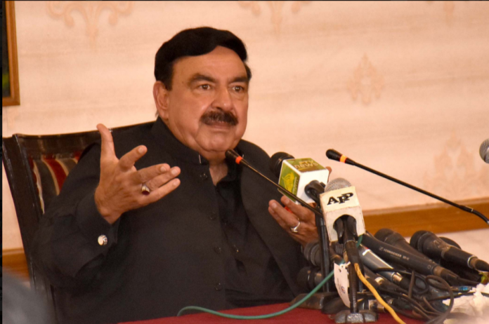 وزیراعلیٰ سندھ مراد علی شاہ سے ملاقات میں طے ہواہے کہ وفاق اور صوبہ ڈاکوئوں سے ملکرنمٹیں گے، وزیراعلی سندھ چاہیں تو پورے سندھ میں رینجرزکوتعینات کرسکتے ہیں۔وفاقی وزیر داخلہ شیخ رشید احمدکی پریس کانفرنس