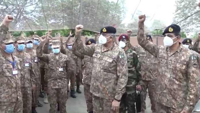 پاک فوج کے سربراہ جنرل قمر جاوید باجوہ کی عید لائن آف کنٹرول پر تعینات جوانوں کے ساتھ عید
