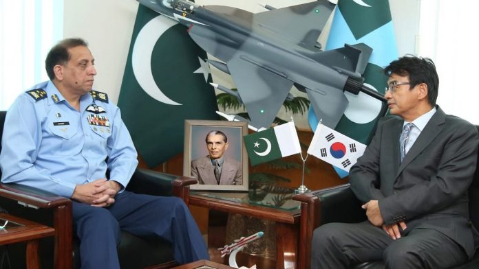 پاک فضائیہ کے سربراہ ایئر چیف مارشل ظہیر احمد بابر سدھو سے جمہوریہ کوریا کے سفیر کی ملاقات