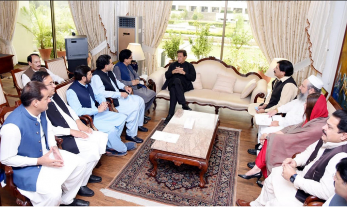 وزیرِ اعظم عمران خان سے اراکینِ قومی اسمبلی کی ملاقات، ترقیاتی منصوبوں اور بجٹ سے متعلق امور پر تبادلہ خیال