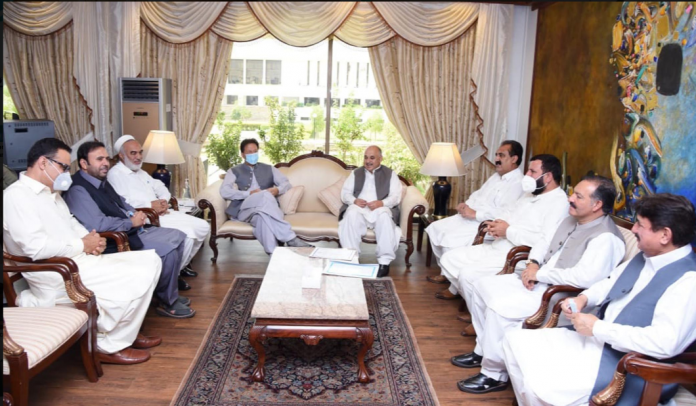 وزیرِ اعظم عمران خان سے خیبر پختونخوا سے ارکانِ قومی اسمبلی کی ملاقات، حلقوں کے مسائل ،جاری ترقیاتی منصوبوں پر تبادلہ خیال