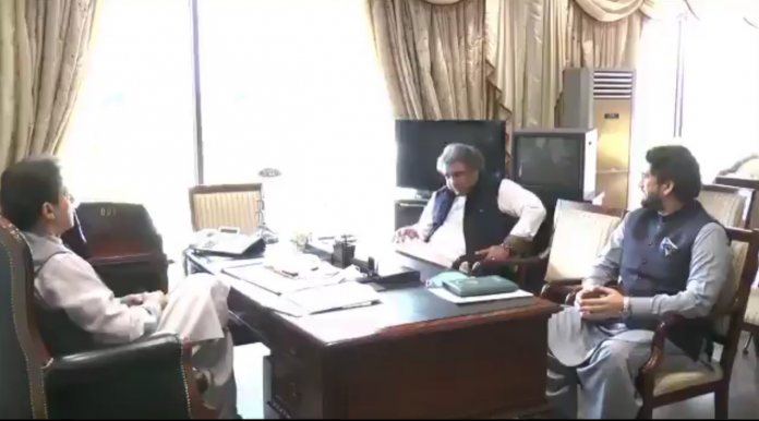 وزیرِ اعظم عمران خان سے چیئرمین کشمیر کمیٹی شہریار آفریدی اور وزیر برائےسمندری امور سید علی حیدر زیدی کی ملاقات