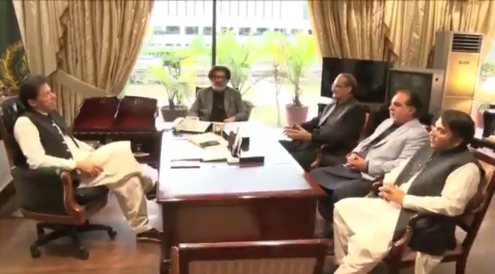 وزیرِ اعظم عمران خان سے گورنر سندھ عمران اسماعیل، سینیٹر سیف اللہ نیازی، رکنِ قومی اسمبلی عامر محمود کیانی اور اشرف قریشی کی ملاقات