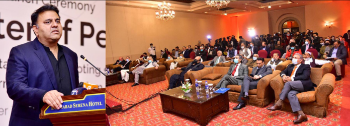 شدت پسندی سب سے بڑا مسئلہ ہے، ریاست کی رٹ قائم کئے بغیر شدت پسندی سے چھٹکارا ممکن نہیں، نکتہ نظر پیش کرنا ہر ایک کا حق ہے تاہم اسے زبردستی مسلط نہیں کیا جا سکتا، وفاقی وزیر اطلاعات چوہدری فواد حسین کا انسٹیٹیوٹ آف پیس اسٹڈیز کے زیر اہتمام تقریب سے خطاب