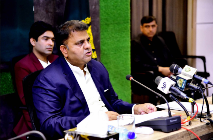 شہباز شریف عوامی نہیں، سازشی آدمی ہیں، پتہ نہیں وہ عوامی مہم پر کیوں نکل گئے، بلاول بھٹو مہنگائی کیخلاف جلوس چیف منسٹر ہائوس سندھ کے سامنے نکالیں، سندھ حکومت اپنے انتظامی معاملات پر نظرثانی کرے، وفاقی وزیر اطلاعات چوہدری فواد حسین کی میڈیا کو بریفنگ