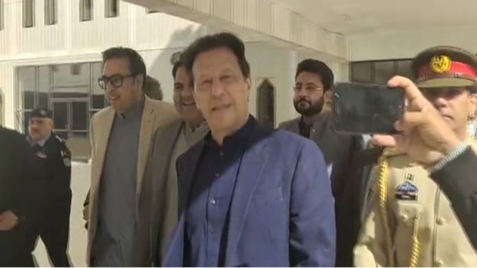 سانحہ آرمی پبلک سکول از خود نوٹس کیس ، وزیر اعظم عمران خان سپریم کورٹ میں پیش ، سماعت چار ہفتوں کیلئے ملتوی