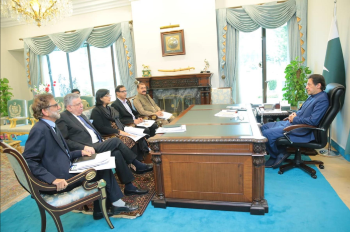 وزیراعظم عمران خان کی زیر صدارت پناہ گاہوں اور احساس کارڈز سے متعلق اجلاس، معاشرے کے پسماندہ طبقات کو معیاری رہائش کی سہولیات فراہم کرنے کے لئے تمام ضروری اقدامات کئے جائیں، وزیراعظم عمران خان