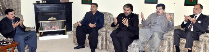وزیر داخلہ شیخ رشیداحمد سے چیئرمین سینٹ، وفاقی وزرا سمیت مختلف شعبہ ہائے زندگی سے تعلق رکھنے والی شخصیات کی ملاقات ،بڑے بھائی کی وفات پراظہار تعزیت