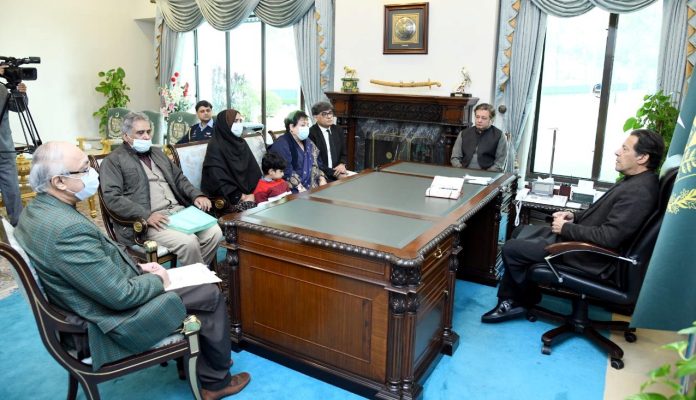وزیرِ اعظم عمران خان سے لاپتہ صحافی مدثر نارو کے والدین اور کمسن بیٹے کی ملاقات