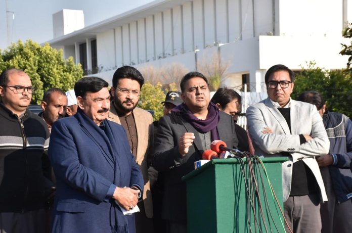 شہباز شریف اور حمزہ شہباز نے اومنی گروپ کے اکائونٹ ڈائریکٹ آپریٹ کئے، صرف ایک فیکٹری نے 16 ارب کی منی لانڈرنگ کی، خواجہ آصف نے کبھی سچ نہیں بولا، شوکت خانم ہسپتال کی چیریٹی پر انہوں نے جھوٹے الزامات عائد کئے، چوہدری فواد حسین