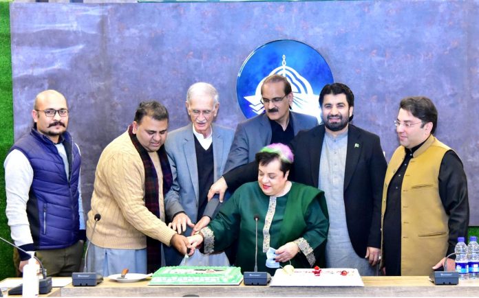 بابائے قوم نے پاکستان کو اسلامی فلاحی ریاست بنانے کا وژن دیا، وزیراعظم عمران خان قائداعظم کے مشن کی نگہبانی کر رہے ہیں، وفاقی وزیر اطلاعات چوہدری فواد حسین کا قائداعظم کے یوم پیدائش اور کرسمس کا کیک کاٹنے کی تقریب سے خطاب