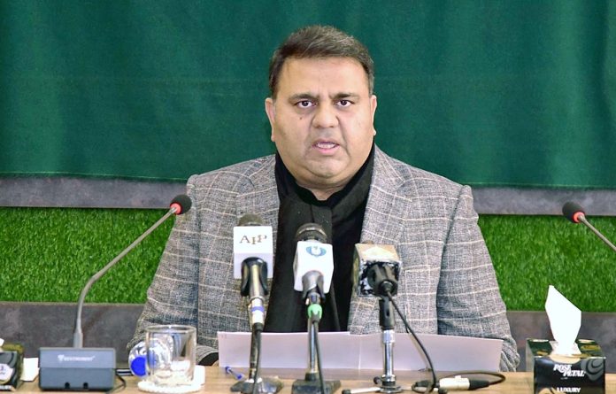 فوج کی قیادت میں تبدیلی کے حوالے سے افواہیں انتہائی لغو اور بے بنیاد ہیں، حکومت ان افواہوں کی مذمت اور مکمل تردید کرتی ہے،چوہدری فواد حسین کا ٹویٹ