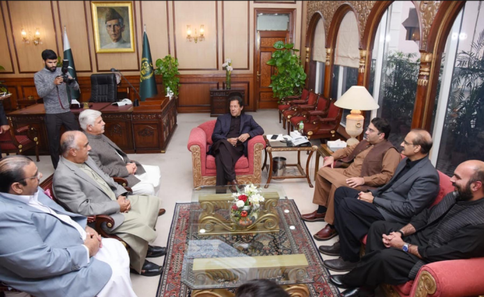 وزیر اعظم عمران خان سے گورنر خیبر پختونخوا شاہ فرمان اور وزیر اعلیٰ خیبر پختونخوا محمود خان کی ملاقات
