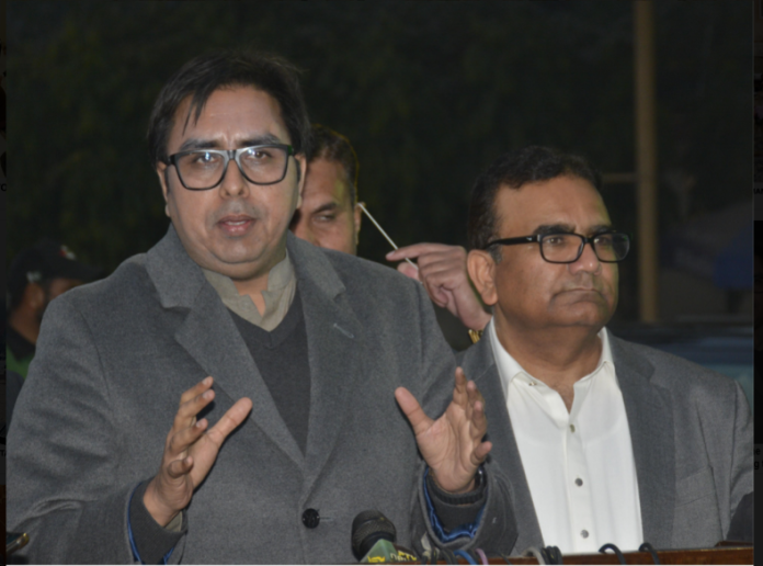 ن لیگ کی اعلیٰ قیادت کی ایما پر رانا ثناء اللہ کی اعلیٰ عدالتوں کے ججوں کے گھروں اور عدالتوں کے گھیراؤ کی دھمکی ، ن لیگ کی پرانی روش ہے،ڈاکٹر شہباز گِل کا ٹویٹ