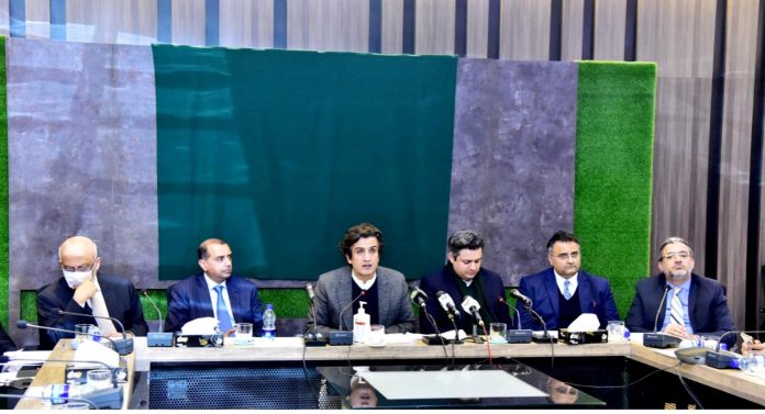 ملک میں کھاد کی کوئی قلت نہیں ، یوریا کھاد کی پیداوار 10 جنوری سے 4لاکھ 40 ہزار ٹن ہوجائےگی ،وفاقی وزیر برائے صنعت و پیداوار خسروِ بختیار کی حماد ا ظہر اور فرٹیلائزرز مل مالکان کے ساتھ پریس کانفرنس