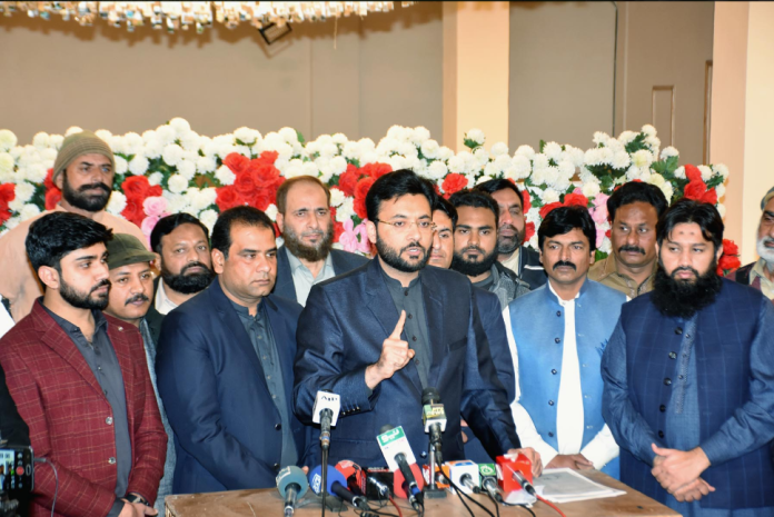 شہبازشریف دو بار وزیراعلیٰ رہے جن کی 17ہزار ٹرانزیکشن پکڑی گئیں،چپڑاسیوں کے اکاؤنٹ میں اربوں روپے کہاں سے آئے جواب دینا ہوگا، وزیرمملکت اطلاعات و نشریات فرخ حبیب کی میڈیا سے گفتگو