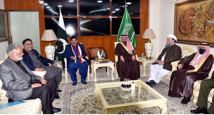 سعودی وزیر داخلہ پرنس عبدالعزیز بن سعود بن نائف اور وزیر مذہبی امور پیر نورالحق قادری کے درمیان ملاقات، حج اور عمرہ کے امور پر تبادلہ خیال