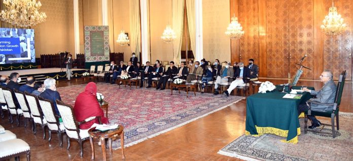 اسلام آباد۔18فروری (اے پی پی):صدر مملکت ڈاکٹر عارف علوی نے کہا ہے کہ آبادی میں تیزی سے اضافے سے ملک کی سماجی و اقتصادی ترقی پر اثرات مرتب ہو رہے ہیں ،لوگوں میں شعور بیدار کرنے کے لیے قومی سطح پر ایک وسیع البنیاد مہم چلانے کی ضرورت ہے ، میڈیا خاندانی منصوبہ بندی پر رائے عامہ ہموار کرنے ، رویوں میں تبدیلی لانے میں اہم کردار ادا کر سکتا ہے۔ ان خیالات کا اظہار انہوں نے جمعہ کو آبادی میں تیزی سے اضافے پر میڈیا نمائندگان کے ساتھ فکری نشست کے دوران گفتگو کرتے ہوئے کیا ۔ انہوں نے کہاکہ ٹیلی ویژن ٹاک شوز ، ڈرامہ سیریلز میں آبادی کے مسئلے پر توجہ سود مند ثابت ہو سکتی ہے، آبادی کے مناسب انتظام کیلئے پارلیمانی ارکان کے فعال کردار ، پختہ سیاسی عزم کی ضرورت ہے ۔ انہوں نے کہاکہ عوامی آگاہی کیلئے آبادی میں اضافے پر پارلیمانی کاکس کی کارروائی کو مناسب طریقے سے اجاگر کیا جائے،میڈیا پبلک سروس پیغامات کے ذریعے ملک میں آبادی کی تشویشناک شرح کے بارے میں بیداری پیدا کرے ۔ انہوں نے کہاکہ خاندانی منصوبہ بندی اور بچوں کی پیدائش میں مناسب وقفہ رکھنے کی ضروت ہے ، اسلام زور دیتا ہے کہ مائیں اپنے بچوں کو دو سال تک اپنا دودھ پلائیں،بچوں کو دو سال تک ماں کا دودھ پلانے سے بچوں میں ذہنی و جسمانی کمزوری ، غذائیت کی کمی پر قابو پایا جا سکتا ہے۔ وزیراعظم کے معاون خصوصی برائے صحت ڈاکٹر فیصل سطان نے کہا کہ آبادی میں بے ہنگم اضافہ قومی سلامتی کا مسئلہ بن سکتا ہے، آبادی میں اضافے سے نئی نسل کو تعلیم اور صحت کی سہولیات کی کمی کا سامنا کرنا پڑ سکتا ہے ۔ رہنمائی کی کمی ، مانع حمل مصنوعات کی عدم دستیابی کی وجہ سے پاکستان میں 40 لاکھ ان چاہے حمل ہوتے ہیں ،پارلیمانی سیکرٹری برائے صحت ڈاکٹر نوشین حامد نے بریفنگ دیتے ہوئے آبادی کے انتظام سے متعلق پالیسی سازی پر پارلیمانی کاکس کے کردار پر روشنی ڈالی۔ نشست کے دوران صدر نے میڈیا کے ذریعے بڑے پیمانے پر آگاہی کے حوالے سے صحافیوں کے ساتھ تبادلہ خیال کیا۔