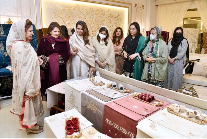 پاکستانی خواتین باصلاحیت ہیں اور کسی بھی شعبے میں کارکردگی دکھا سکتی ہیں، بیگم ثمینہ عارف علوی