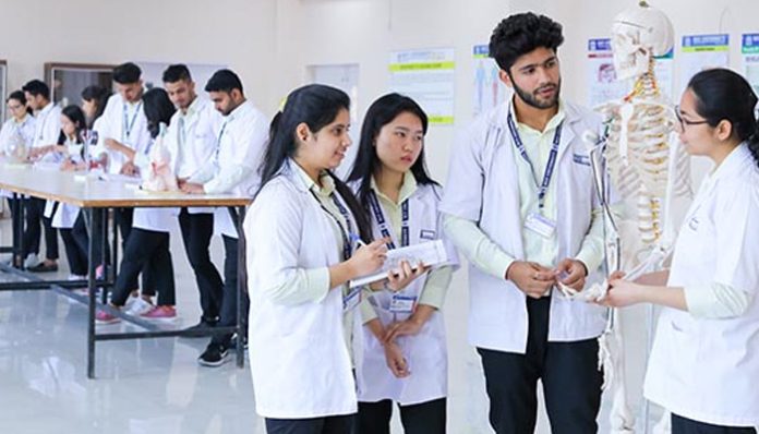 3 ہزار پاکستانی طالب علموں میں سے اکثریت پہلے ہی یوکرین سے جاچکی ہے، یوکرین میں پاکستانی سفارت خانہ نے پاکستانی شہریوں اور طالب علموں کے انخلاءسے متعلق حقائق نامہ جاری کردیا
