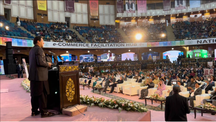 ہمیشہ اپنی ٹیم کو تلقین کی کہ ''گھبرانا نہیں''، آج اپوزیشن سے کہتا ہوں کہ ''گھبرانا نہیں''، آئندہ چند سالوں کے دوران آئی ٹی کے شعبہ میں برآمدات 50 ارب ڈالر تک بڑھائی جا سکتی ہیں،وزیراعظم عمران خان کا ای۔تجارت پورٹل کی افتتاحی تقریب سے خطاب