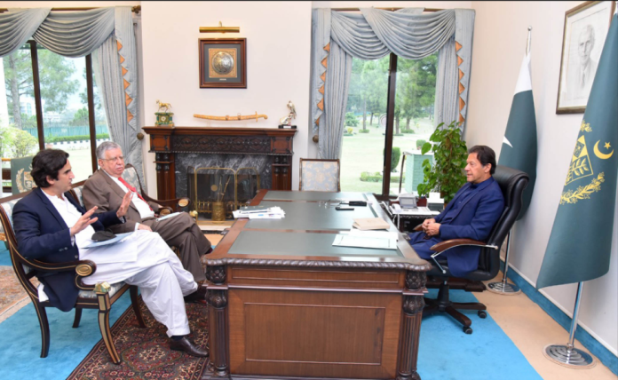 وزیراعظم عمران خان سے وفاقی وزیرِ خزانہ شوکت فیاض ترین اور وفاقی وزیرِ صنعت و پیداوار مخدو خسرو بختیار کی ملاقات